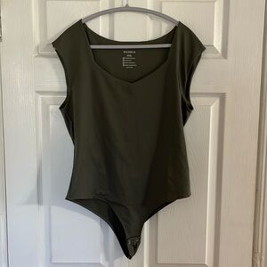 Reoria plus scoop v-neck bodysuit